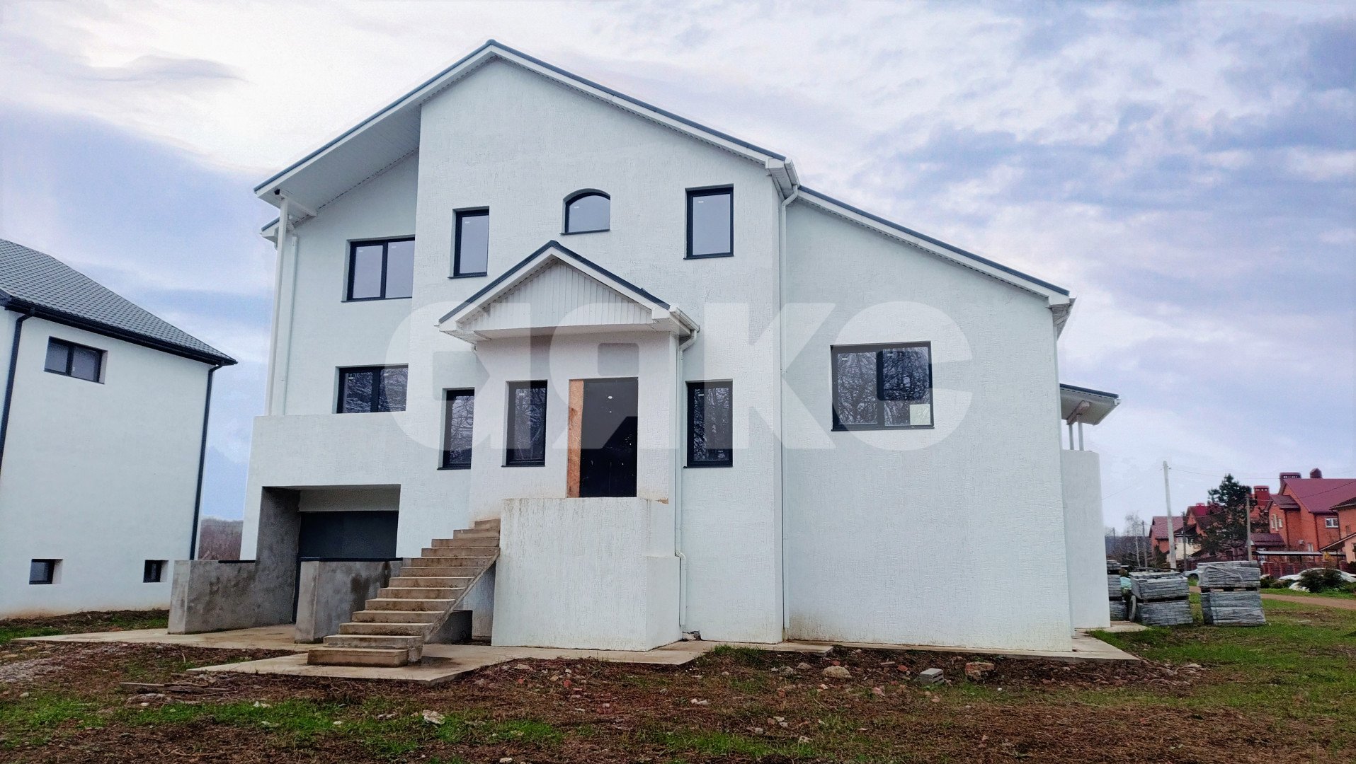 Фото №1: Дом 390 м² + 8 сот. - Саратовская, мкр. 4-й, ул. Шоссейная, 179